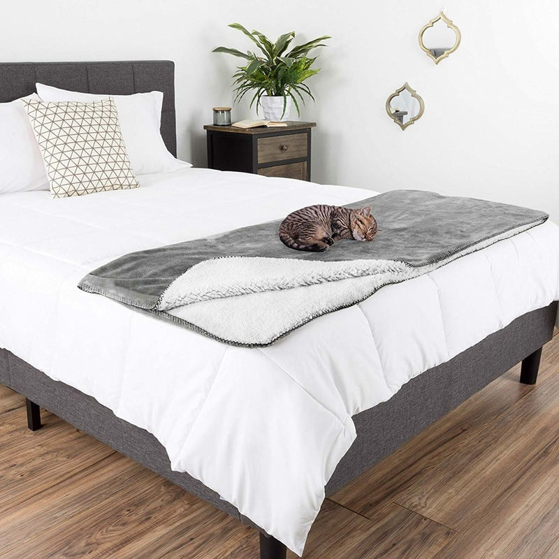 Soft Reversible Cuddle Blanket for Cats - Hypoallergenic