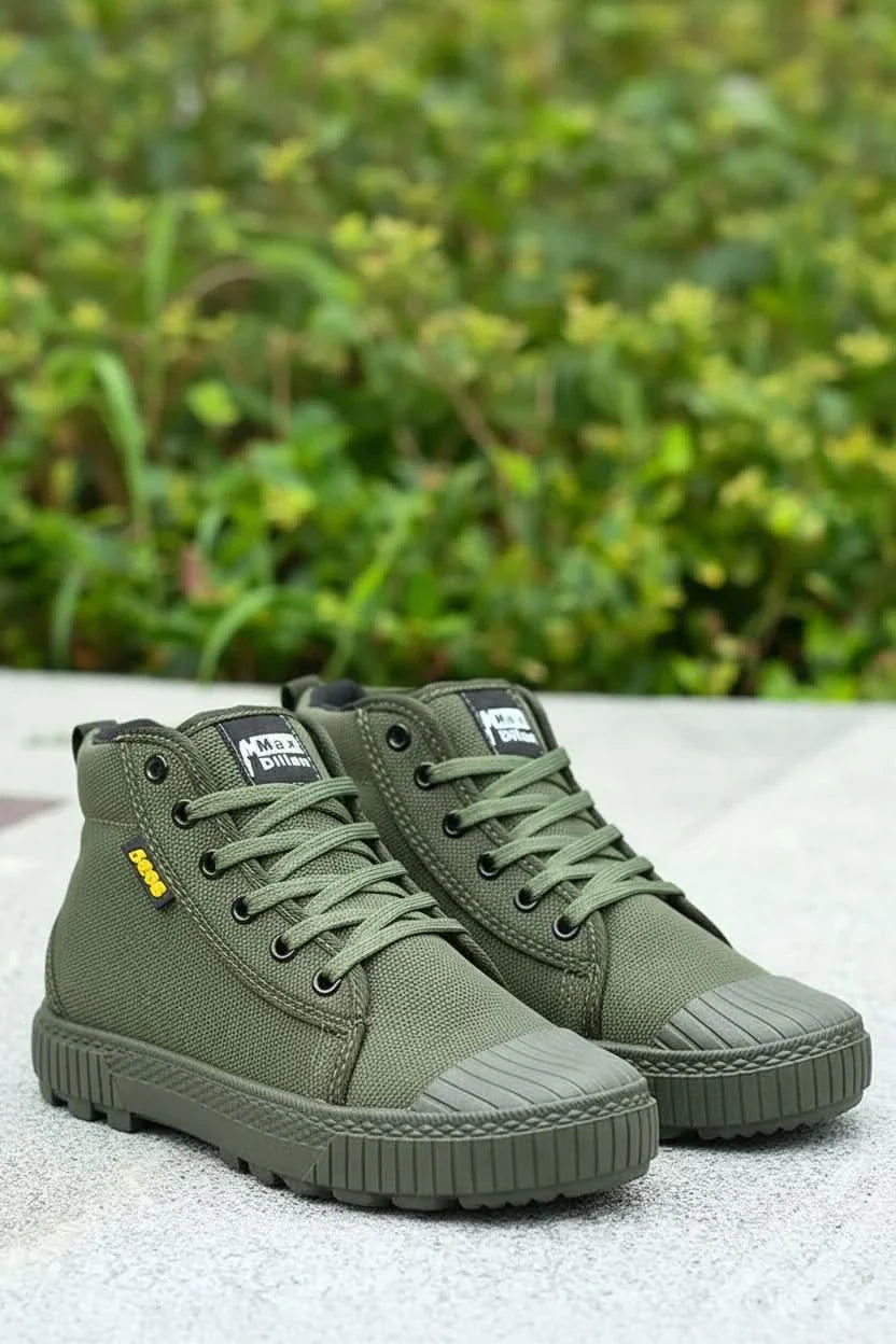 Durable Low-Cut Sneakers with Supportive Grip Sole