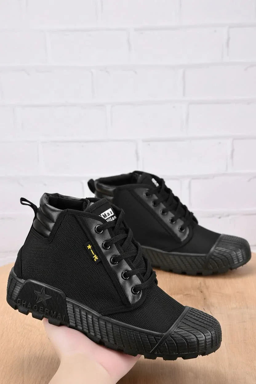 Durable Low-Cut Sneakers with Supportive Grip Sole