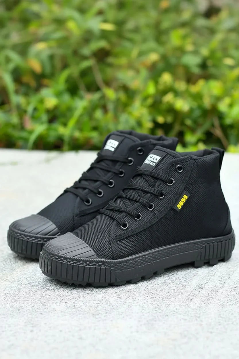Durable Low-Cut Sneakers with Supportive Grip Sole