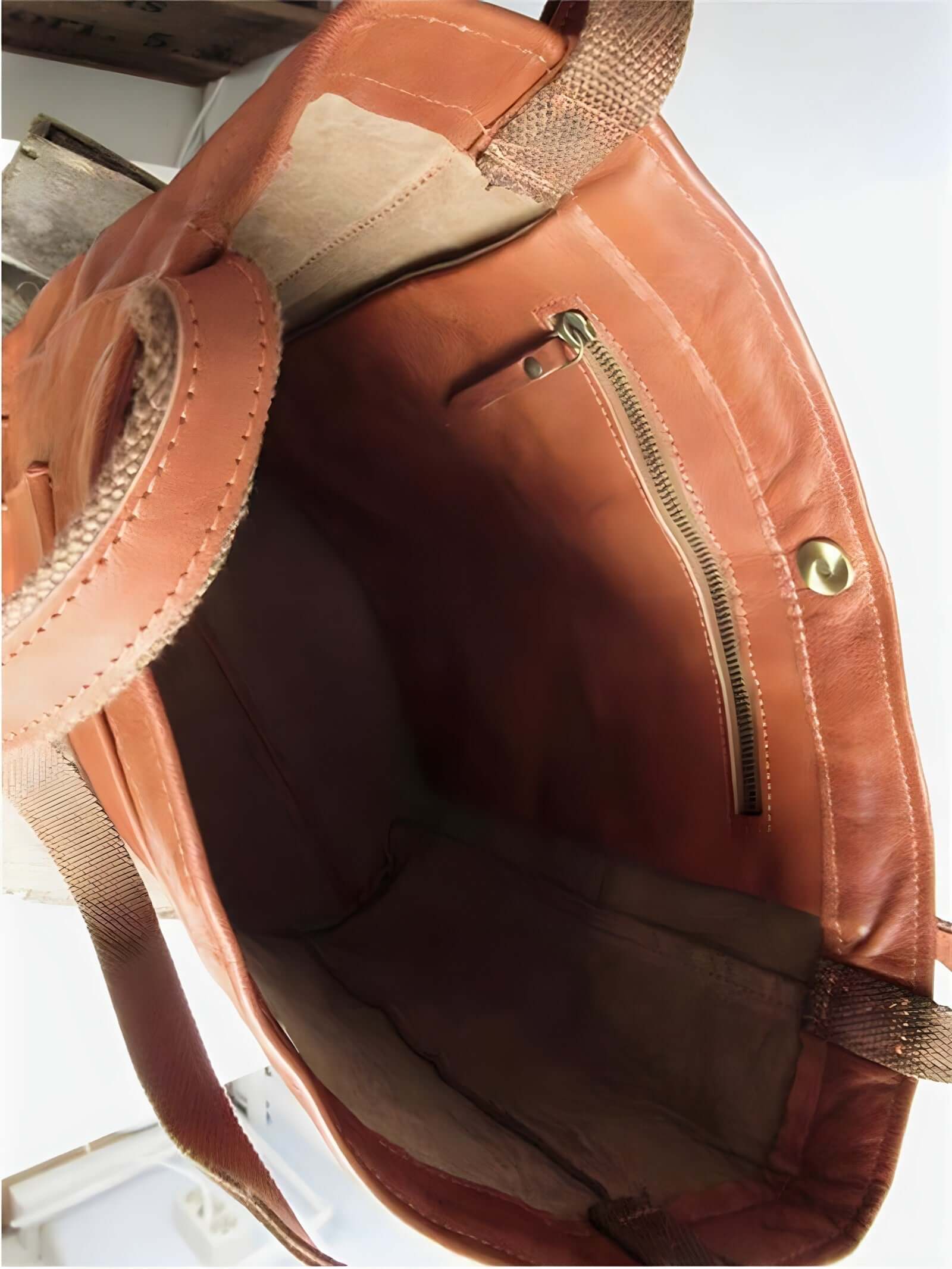 Vintage-Style Handbag - Timeless Chic Design