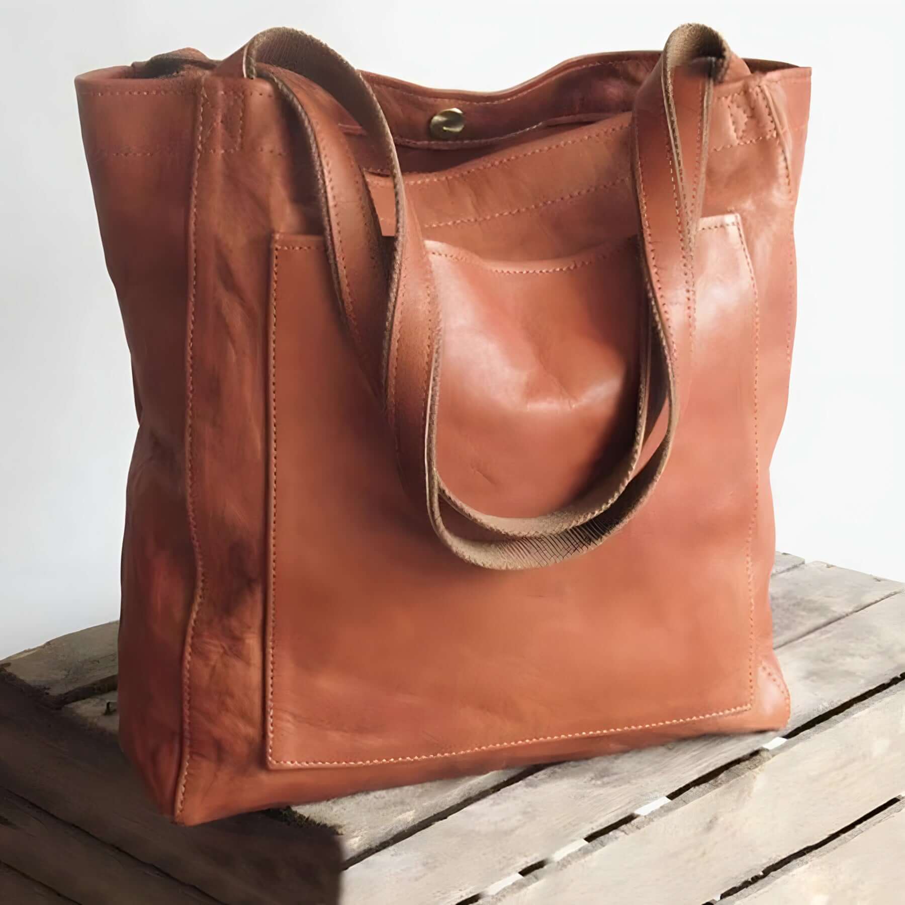 Vintage-Style Handbag - Timeless Chic Design