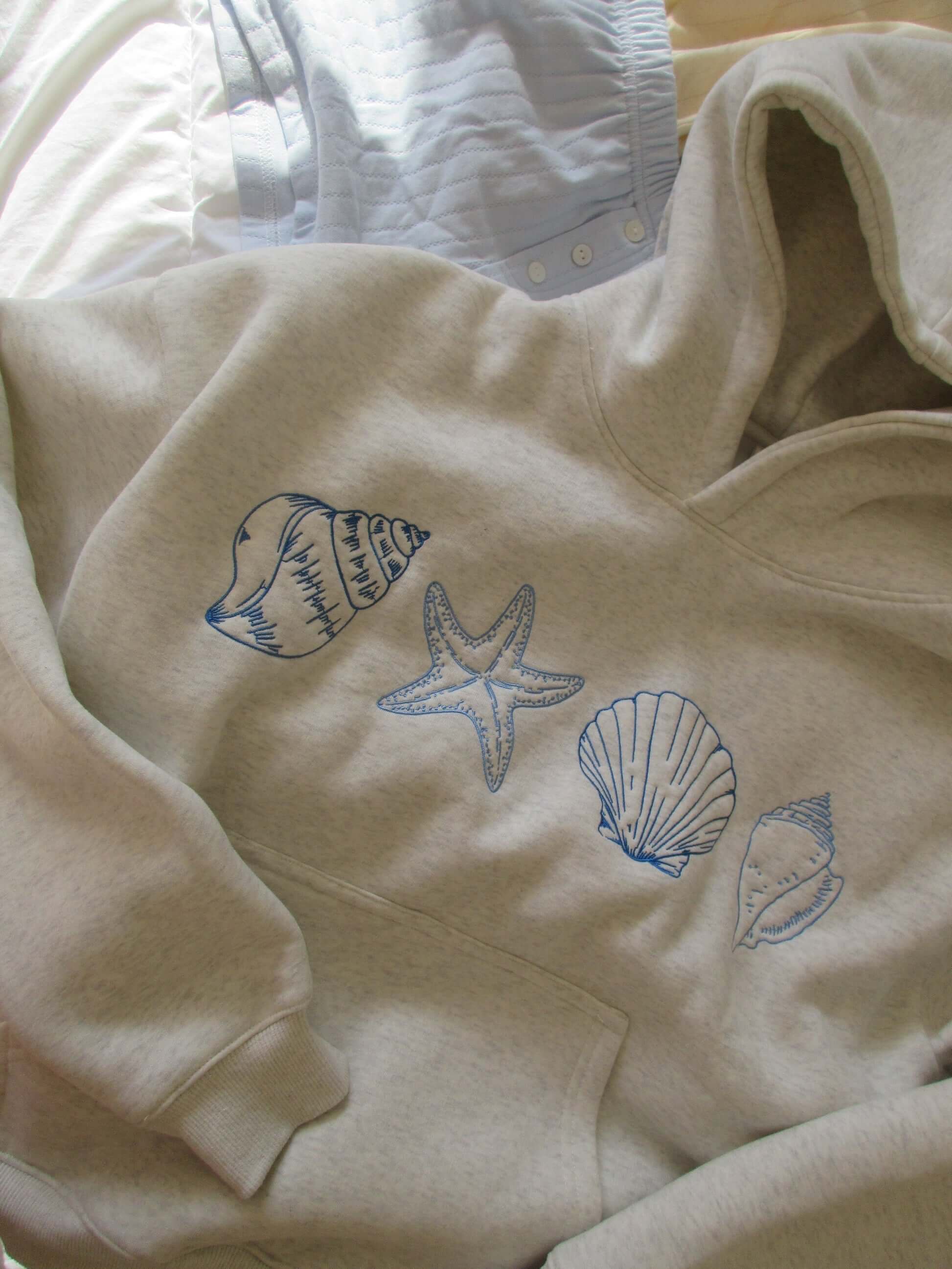 Women's Seashell Print Hoodie - Relaxed Coastal Style