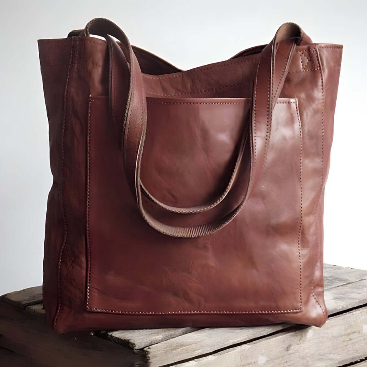 Vintage-Style Handbag - Timeless Chic Design