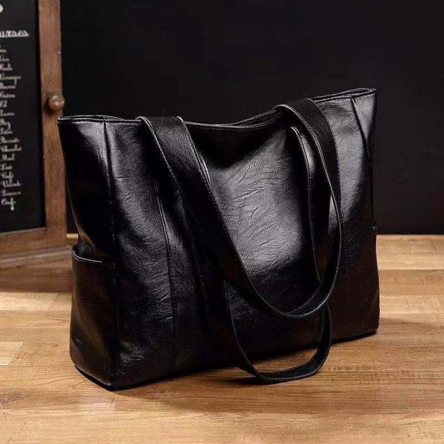 Women's Vintage-Style Shoulder Bag - Classic & Fashionable